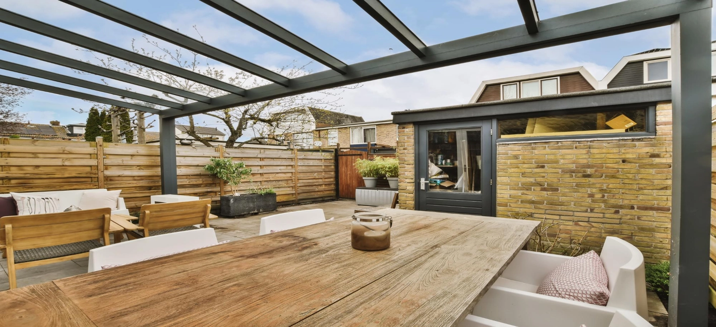 Custom patio enclosure and pergola with outdoor kitchen by Patios Dallas